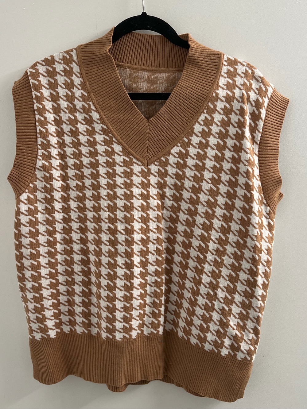 Houndstooth Knit V-Neck Sweater Vest - Camel Brown & White